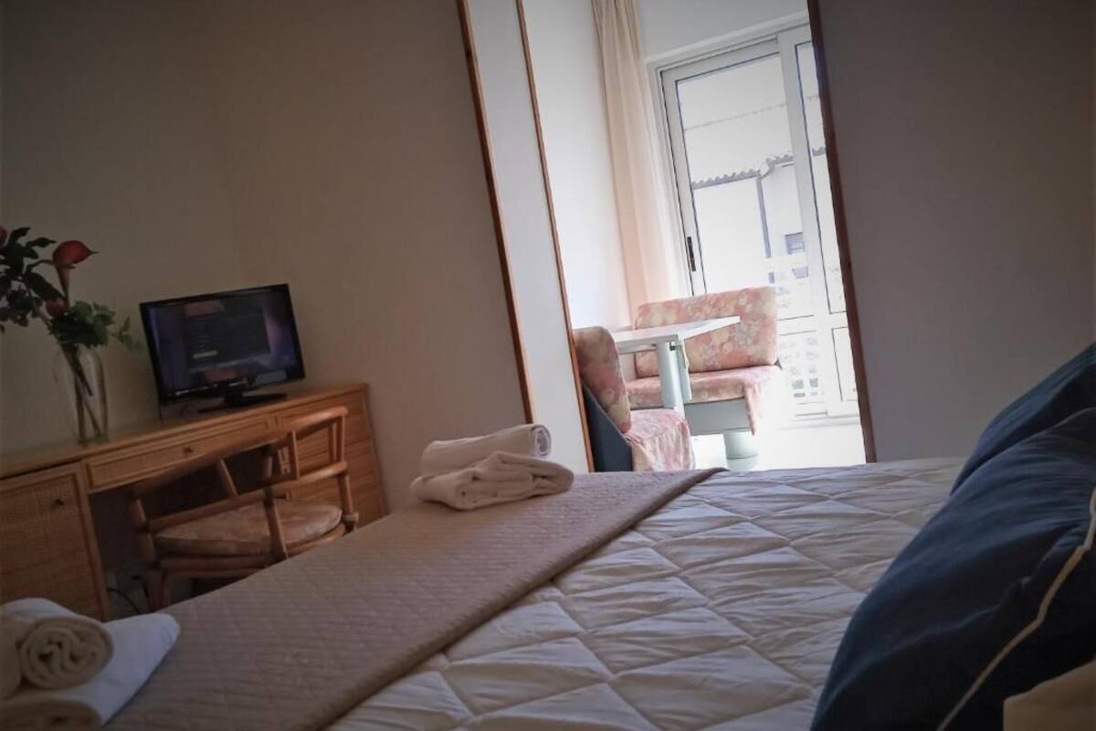 Comfort Room | In-room safe, desk, free WiFi, bed sheets