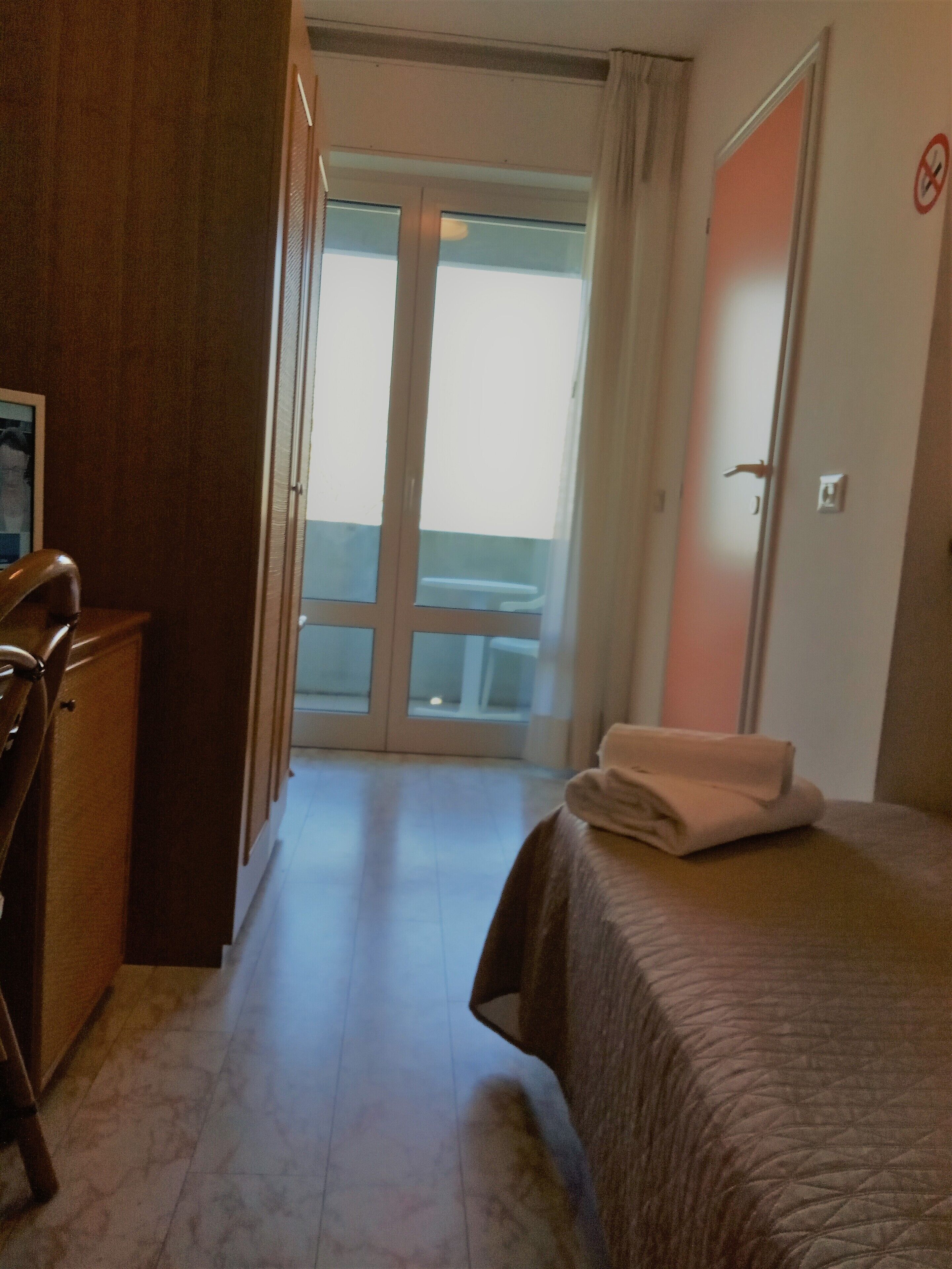 single room | in-room safe, desk, free wifi, bed sheets