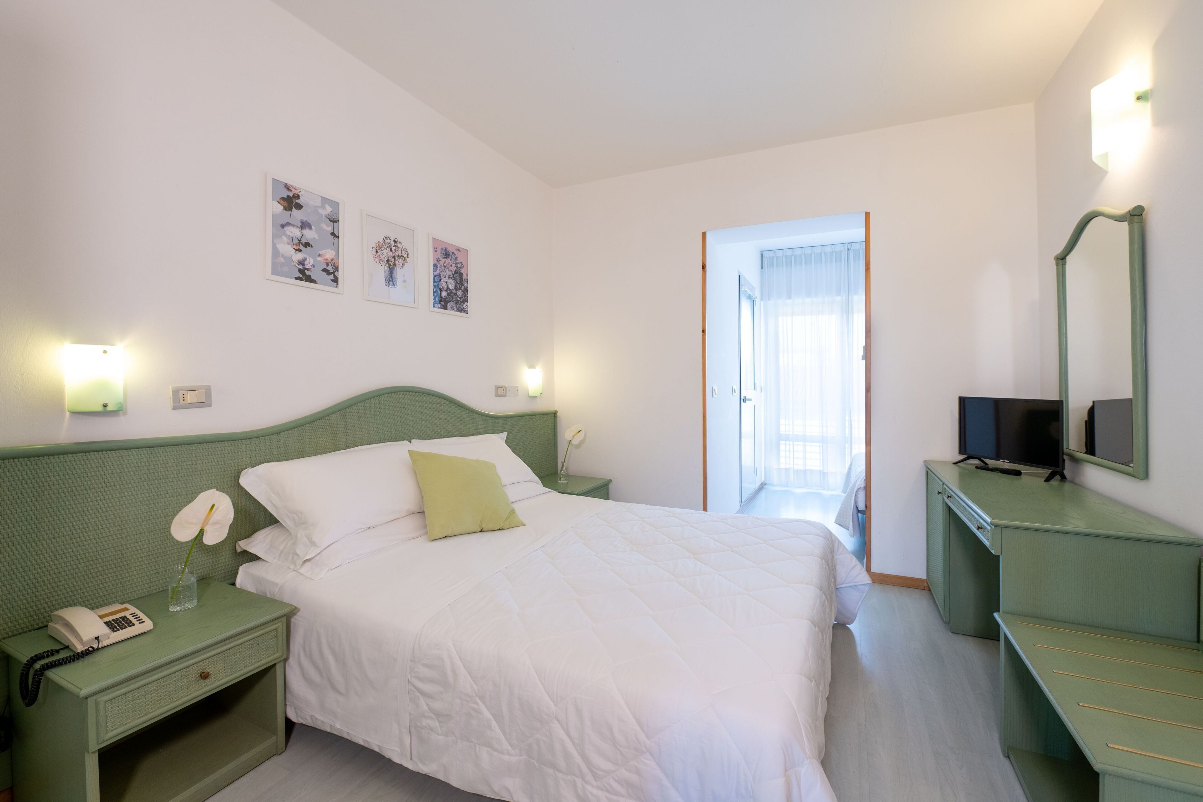 Triple Room | In-room safe, desk, free WiFi, bed sheets