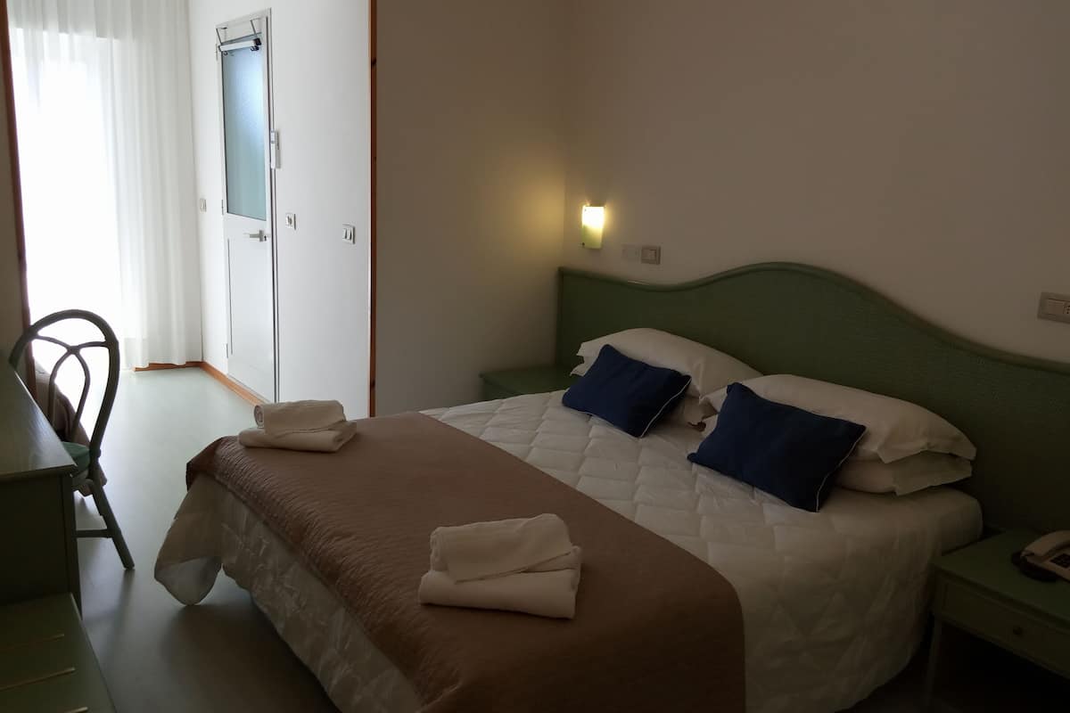 triple room | in-room safe, desk, free wifi, bed sheets