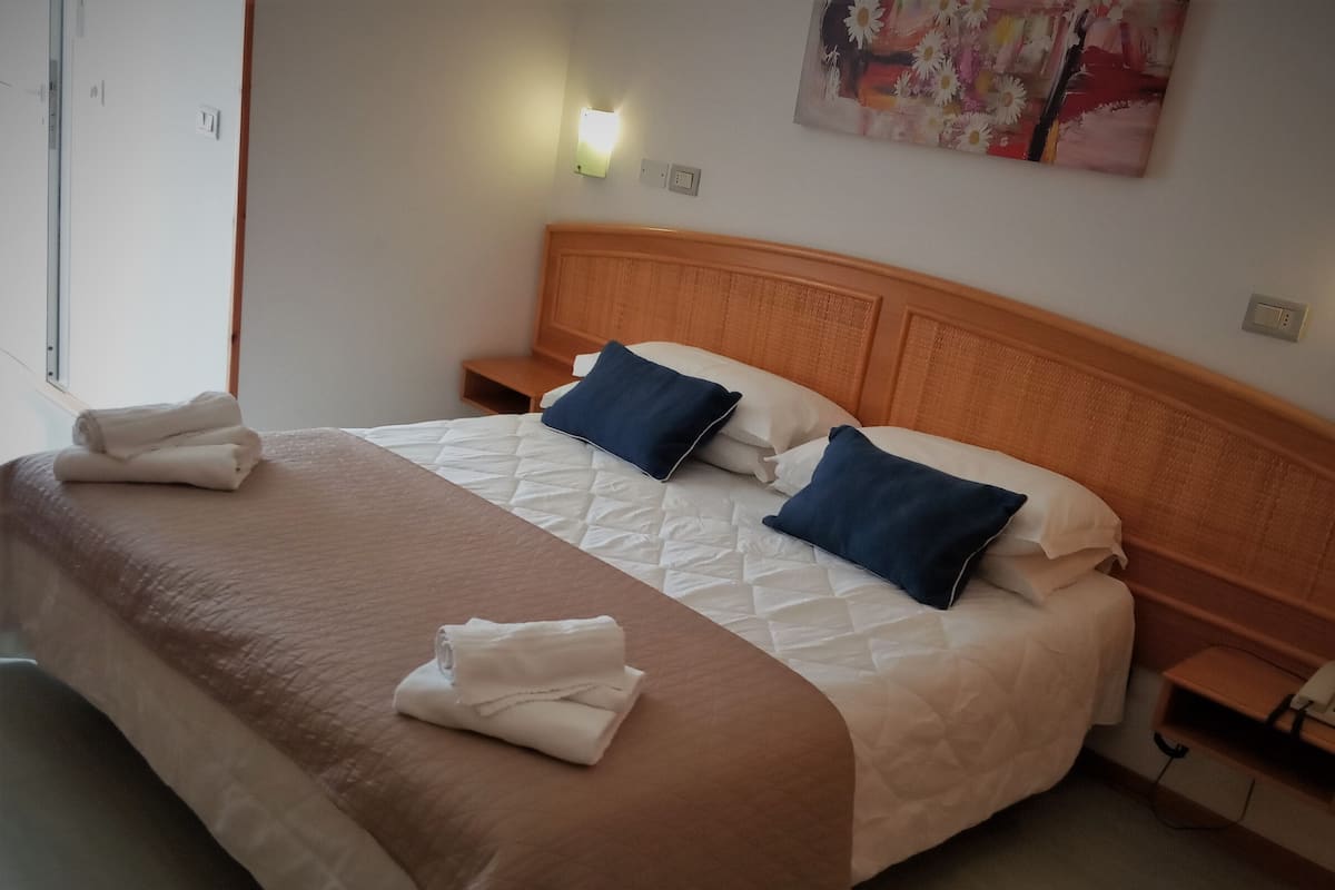 1 habitación, caja de seguridad en la habitación y escritorio