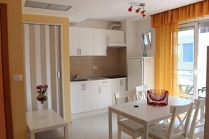 Standard Apartment, 1 Bedroom | In-room dining - Capri (Grado)