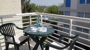 Appartamento Standard, 1 camera da letto | Una cassaforte in camera, una scrivania, Wi-Fi gratuito, lenzuola