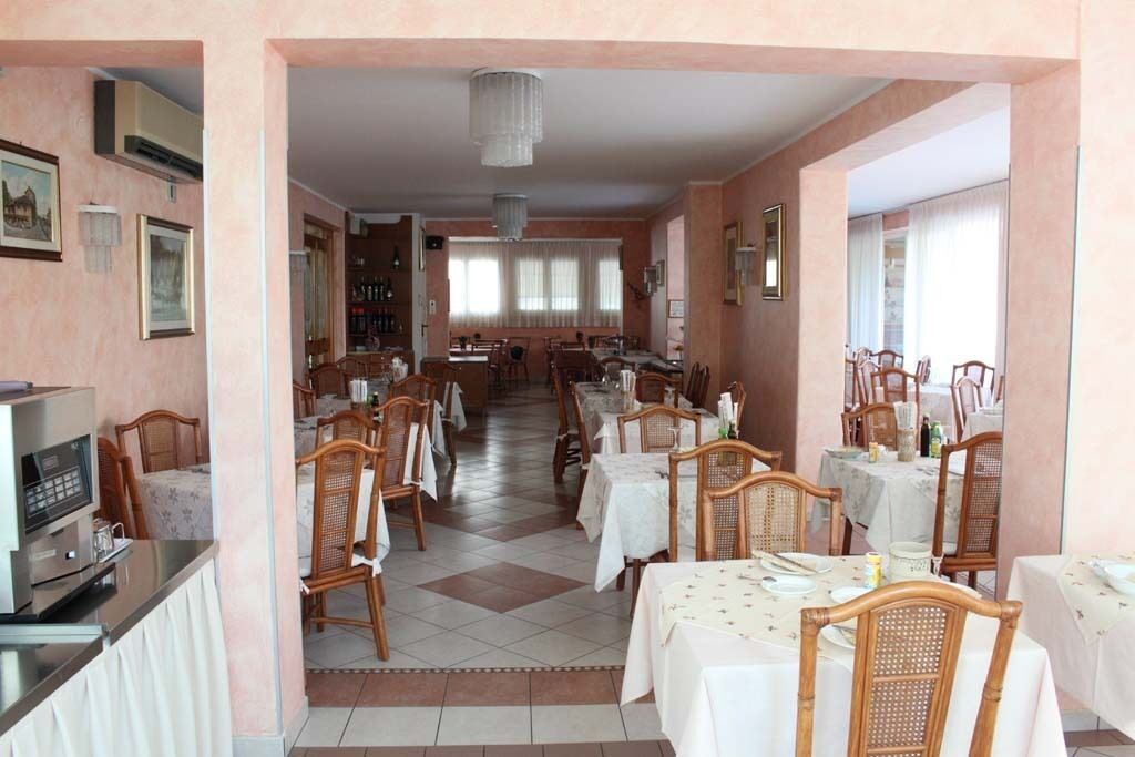 breakfast, lunch and dinner served