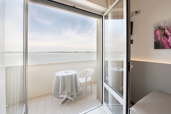 Enkelrum | Värdeförvaringsskåp på rummet, skrivbord, gratis wi-fi och sängkläder