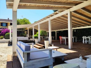 Déjeuner et dîner servis sur place, restauration en plein air 