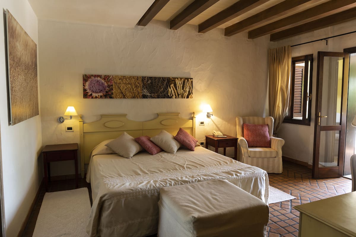 Double Room, Garden View | 1 bedroom, premium bedding, minibar, in-room safe