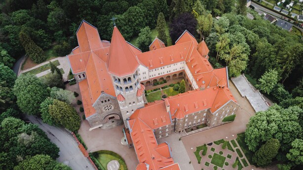 Luchtbeeld van een historisch gebouw met meerdere torens en een binnenplaats.