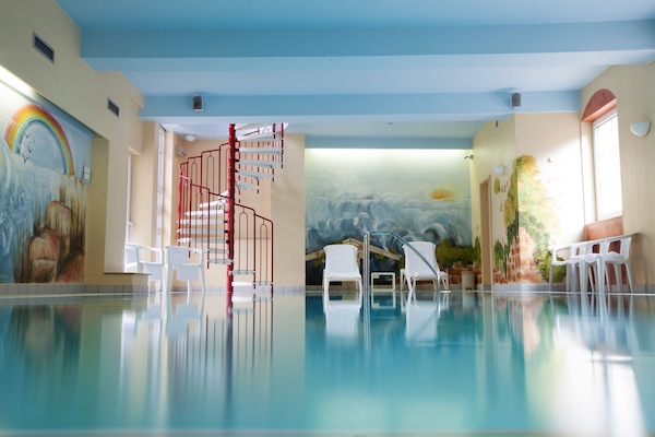 Inomhuspool och solstolar