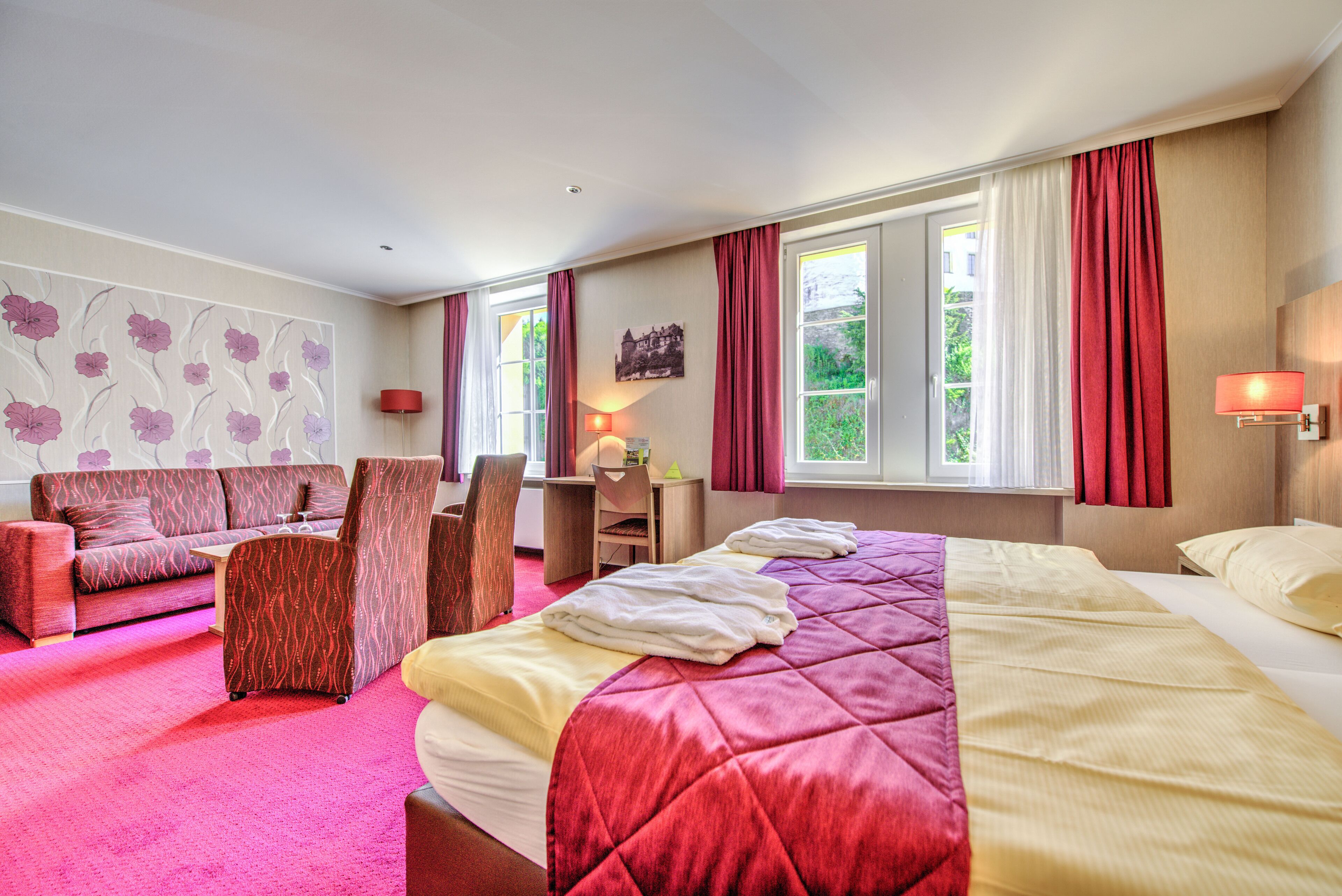 Junior Suite, Jetted Tub | Desk, free WiFi, bed sheets