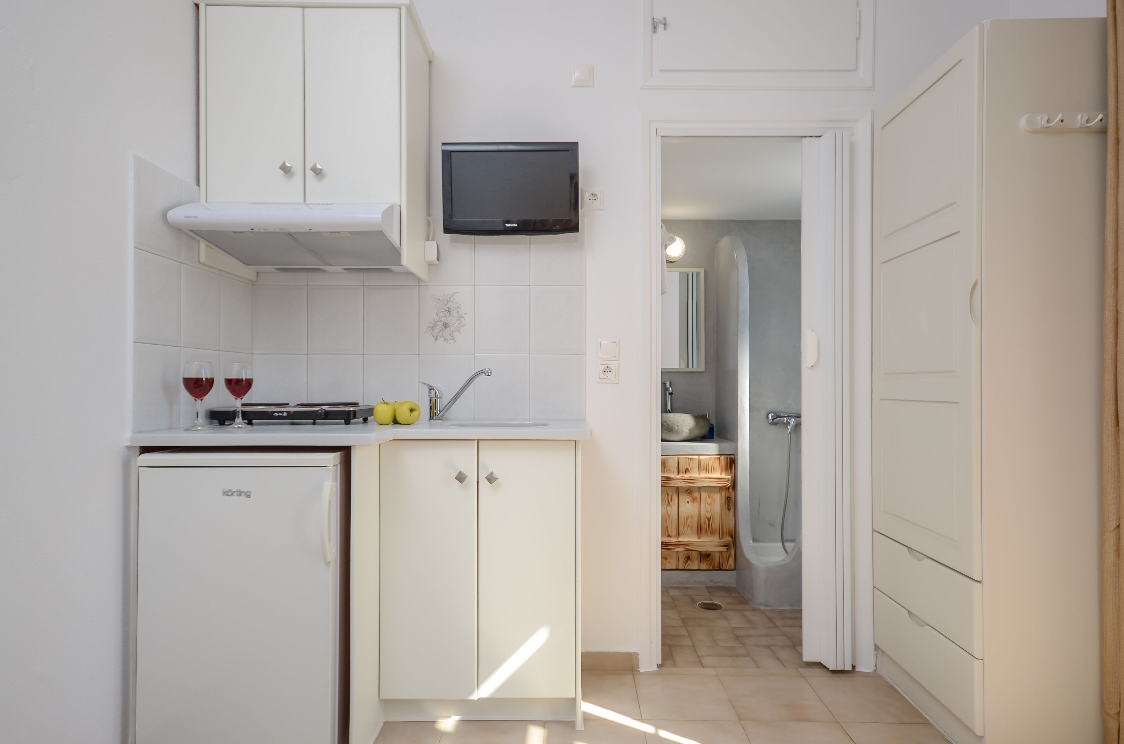 fridge, stovetop, coffee/tea maker