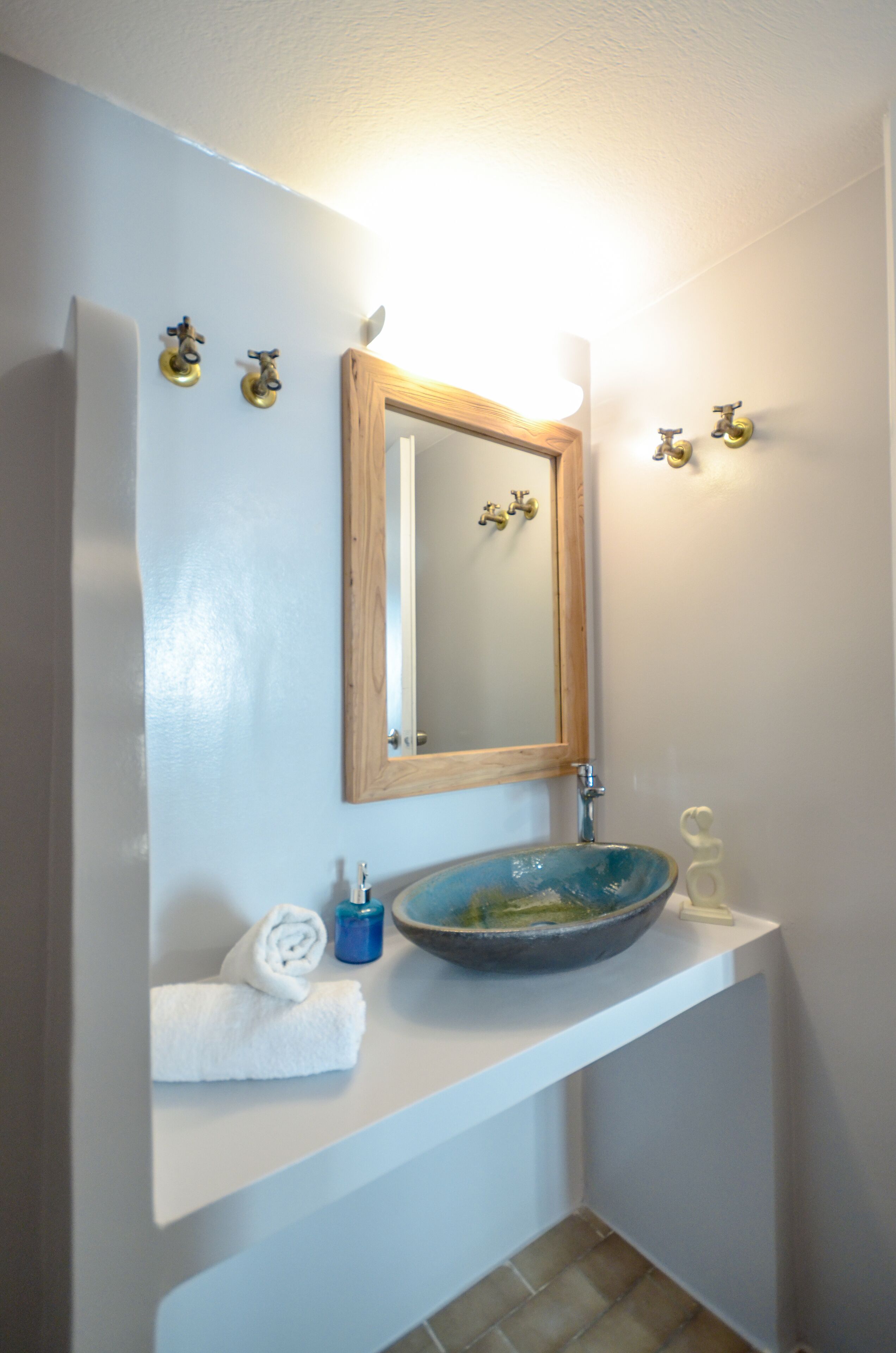 standard room | bathroom | shower, hair dryer, towels, shampoo