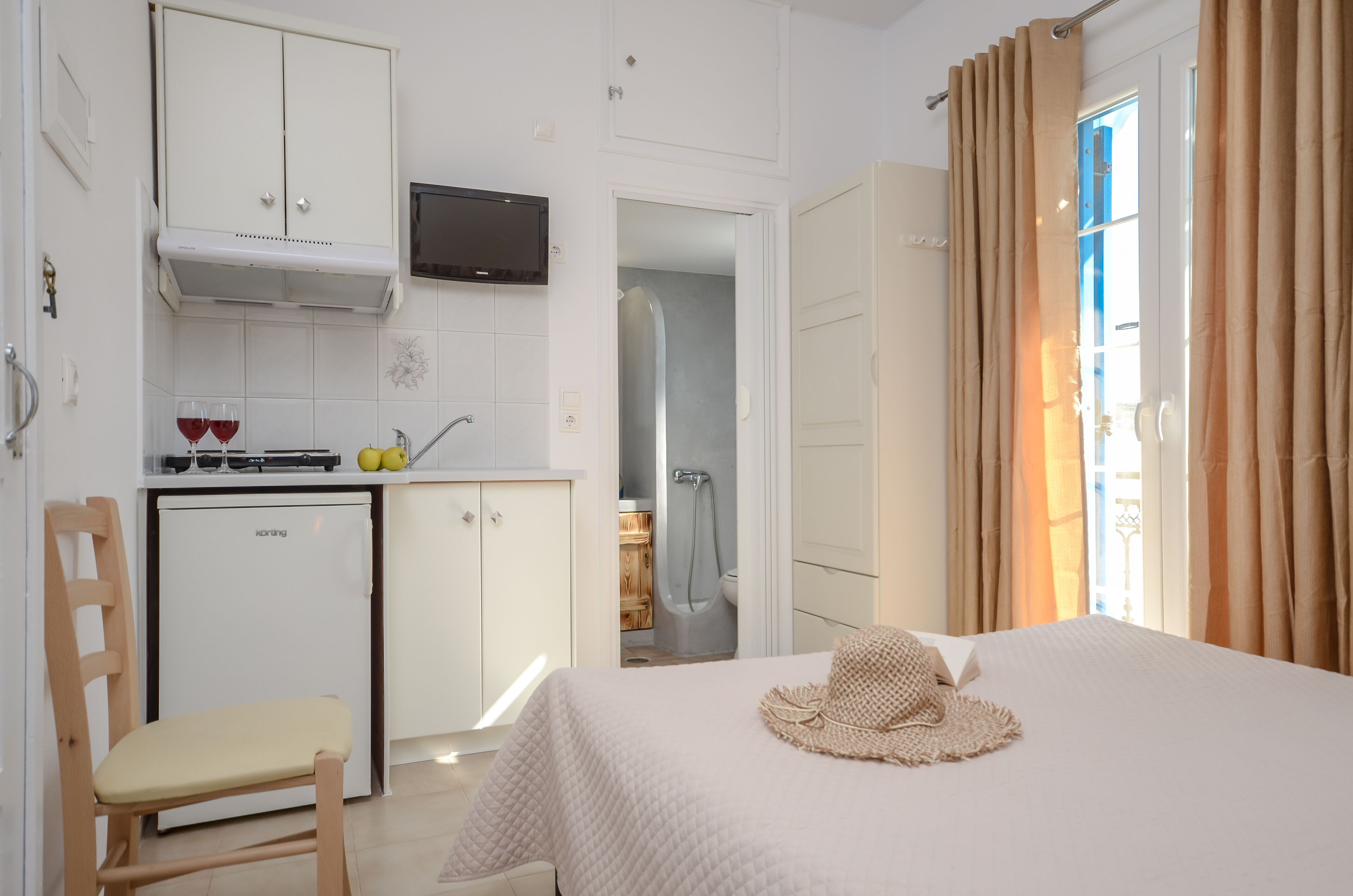 fridge, stovetop, coffee/tea maker