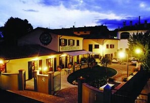 المنشأة من الخارج