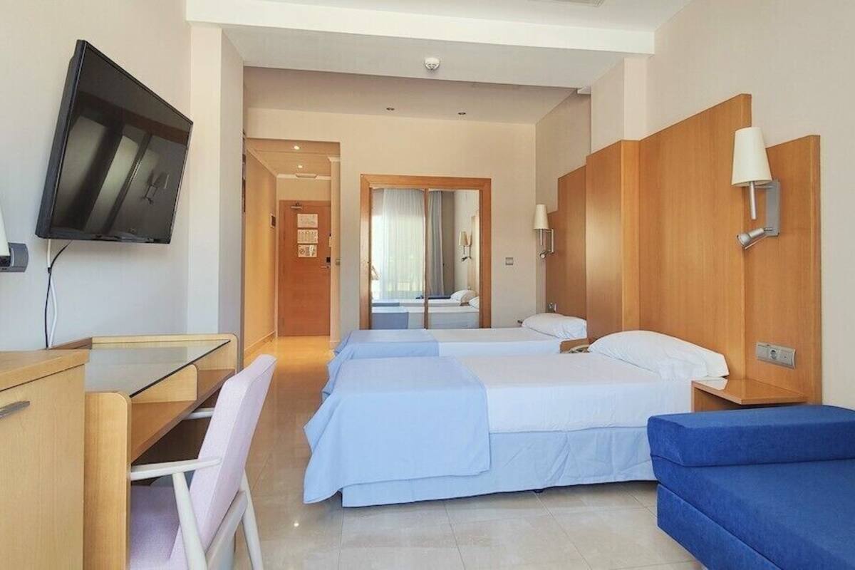 superior room, partial sea view | 1 bedroom, minibar, desk, blackout curtains