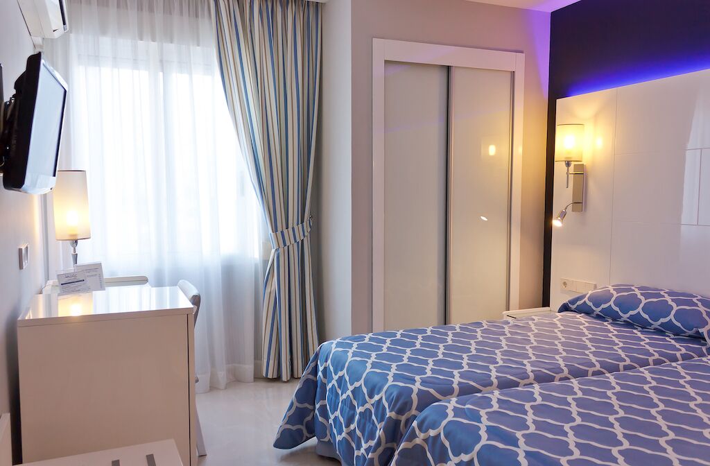 basic double room | 1 bedroom, minibar, desk, blackout curtains