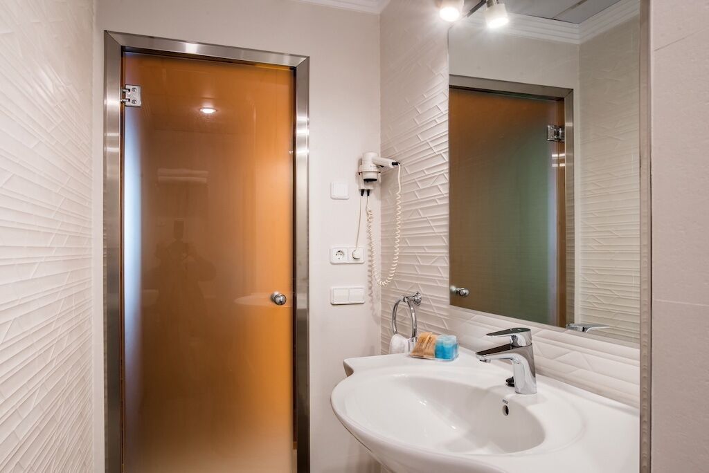 basic double room | bathroom | hair dryer, towels