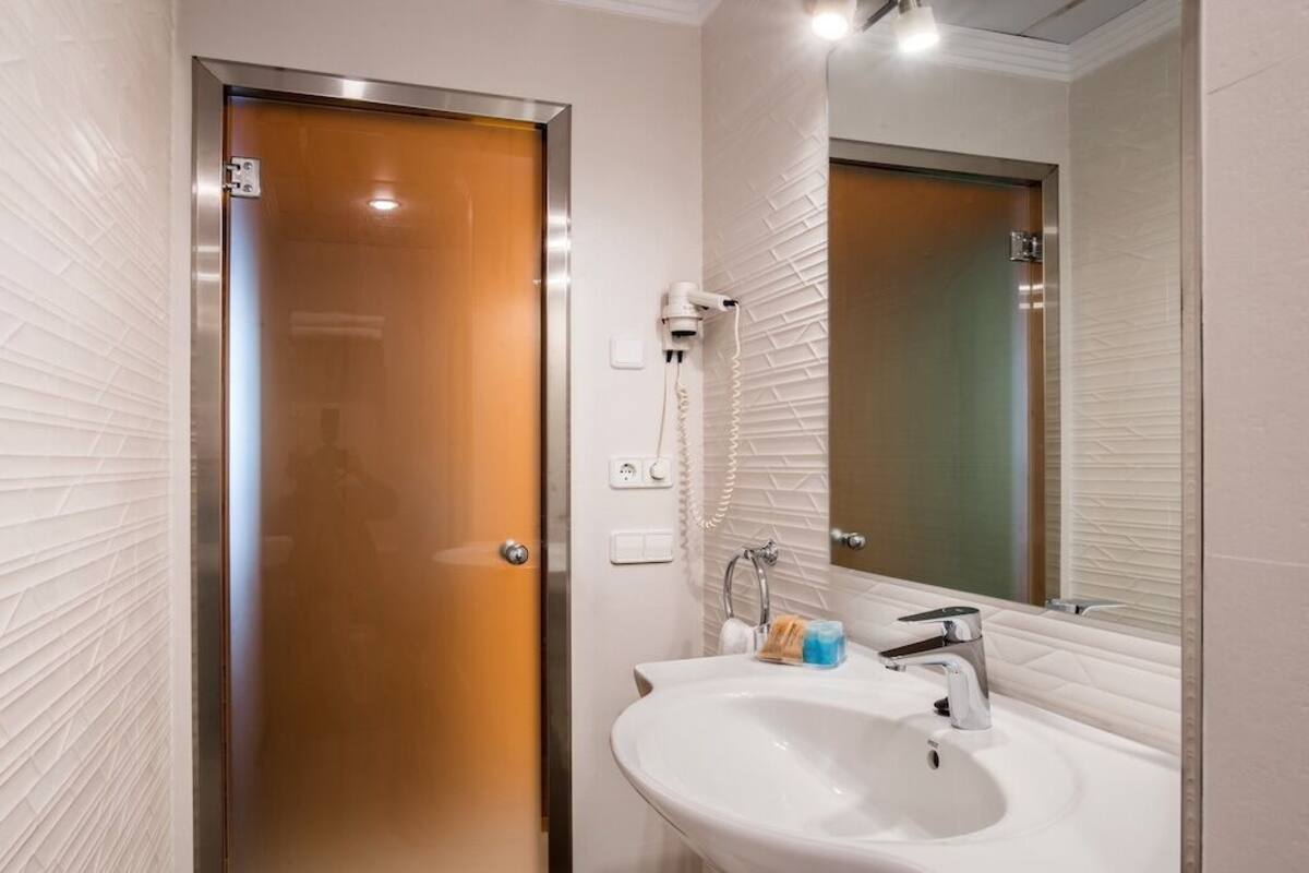 basic double room | bathroom | hair dryer, towels