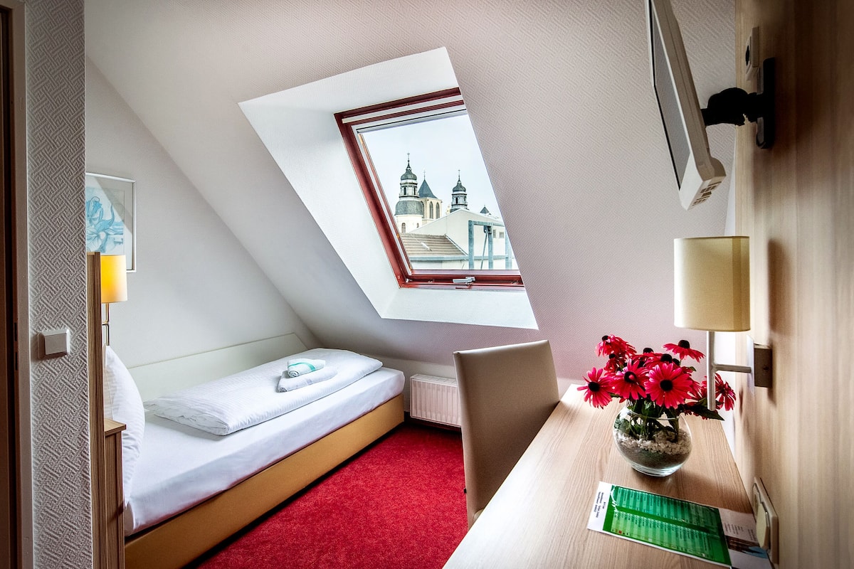 Een bureau, een strijkplank/strijkijzer, gratis wifi, beddengoed