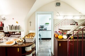 Colazione self-service a pagamento, servita tutte le mattine 