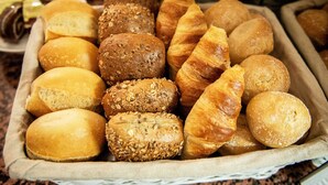 A basket of various breads and pastries. - Hotel DomBlick (Cologne)