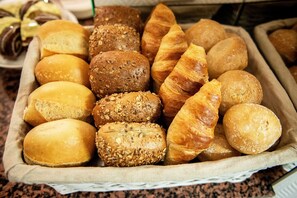 Daily self-service breakfast for a fee - Hotel DomBlick (Cologne)