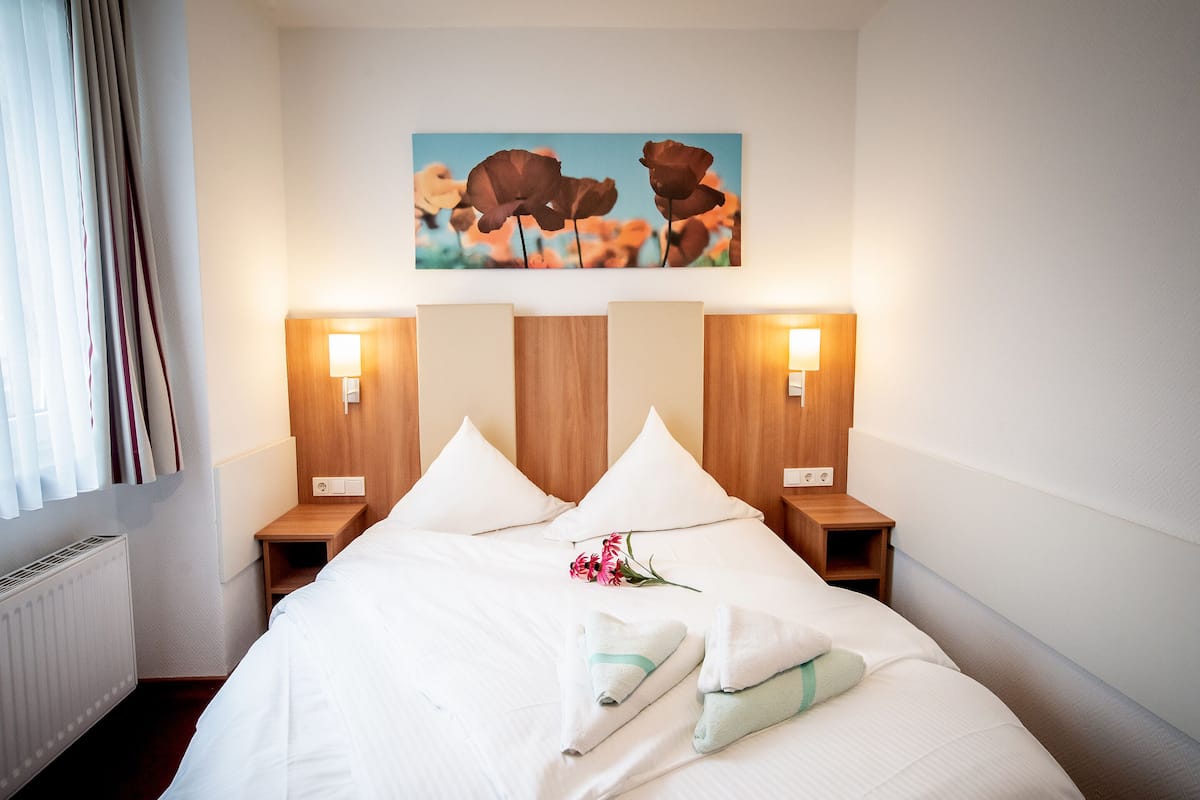 Tweepersoonskamer | Een bureau, een strijkplank/strijkijzer, gratis wifi, beddengoed