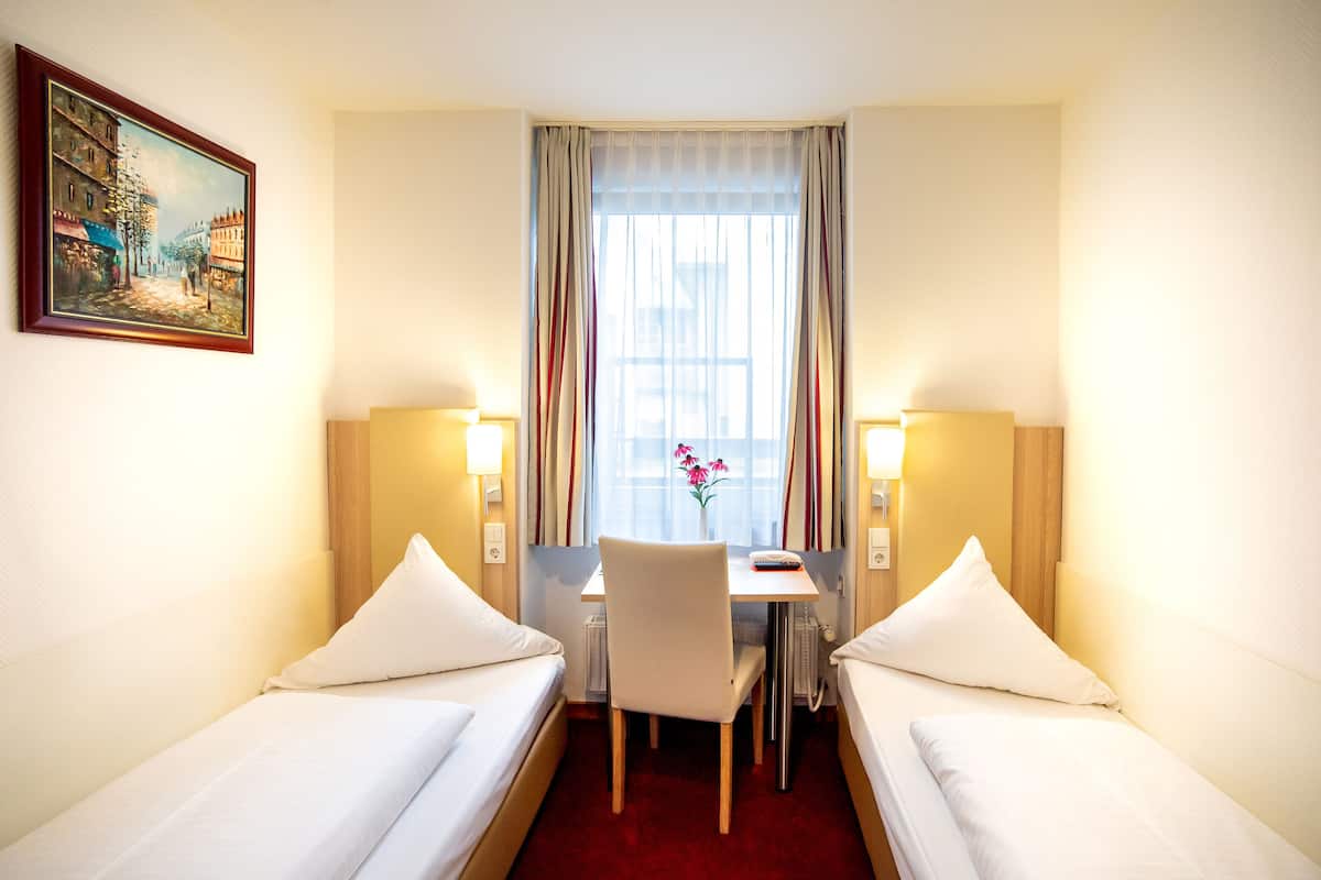 Klassieke Twin kamer | Een bureau, een strijkplank/strijkijzer, gratis wifi, beddengoed