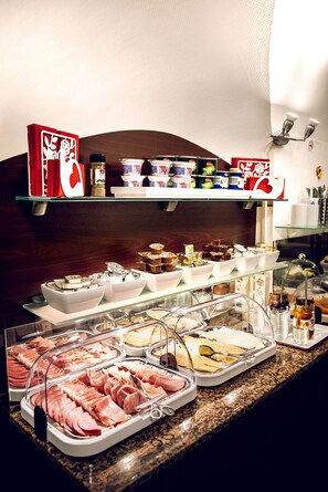Colazione self-service a pagamento, servita tutte le mattine 