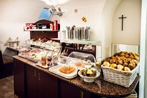 Daily self-serve breakfast (EUR 15 per person) - Hotel DomBlick (Cologne)