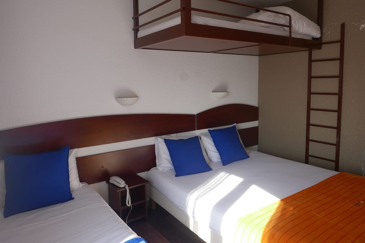 Habitación triple familiar | 1 dormitorio, caja fuerte, escritorio y cortinas opacas