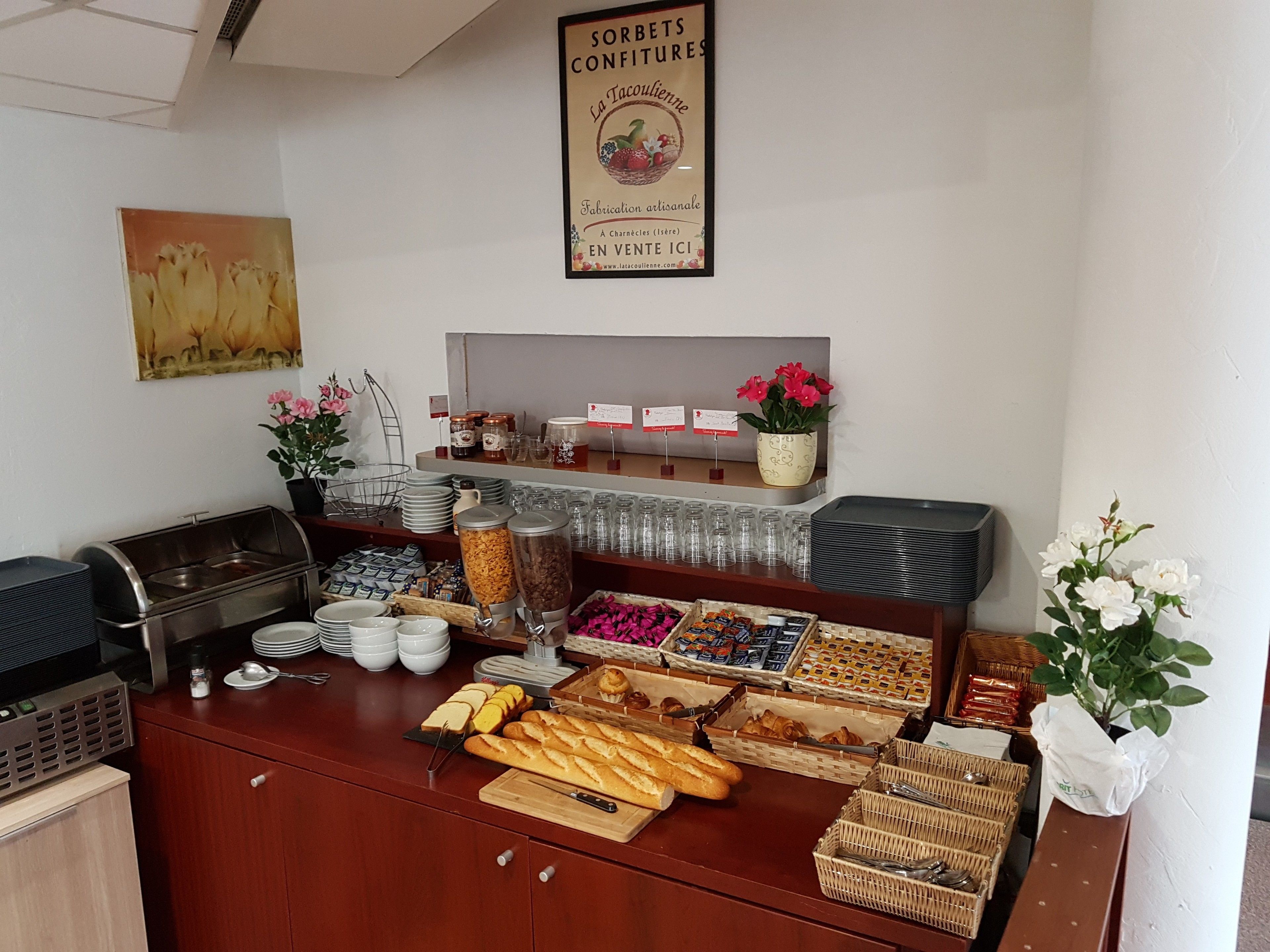 Lunch and dinner served, French cuisine