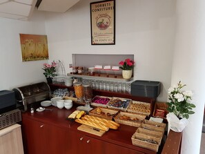 Lunch and dinner served, French cuisine