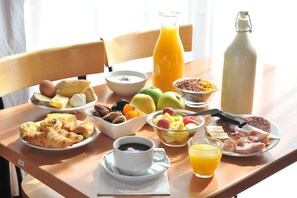 Se ofrece un desayuno bufé todos los días (por un coste adicional)