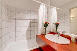 Baignoire, articles de toilette gratuits, sèche-cheveux
