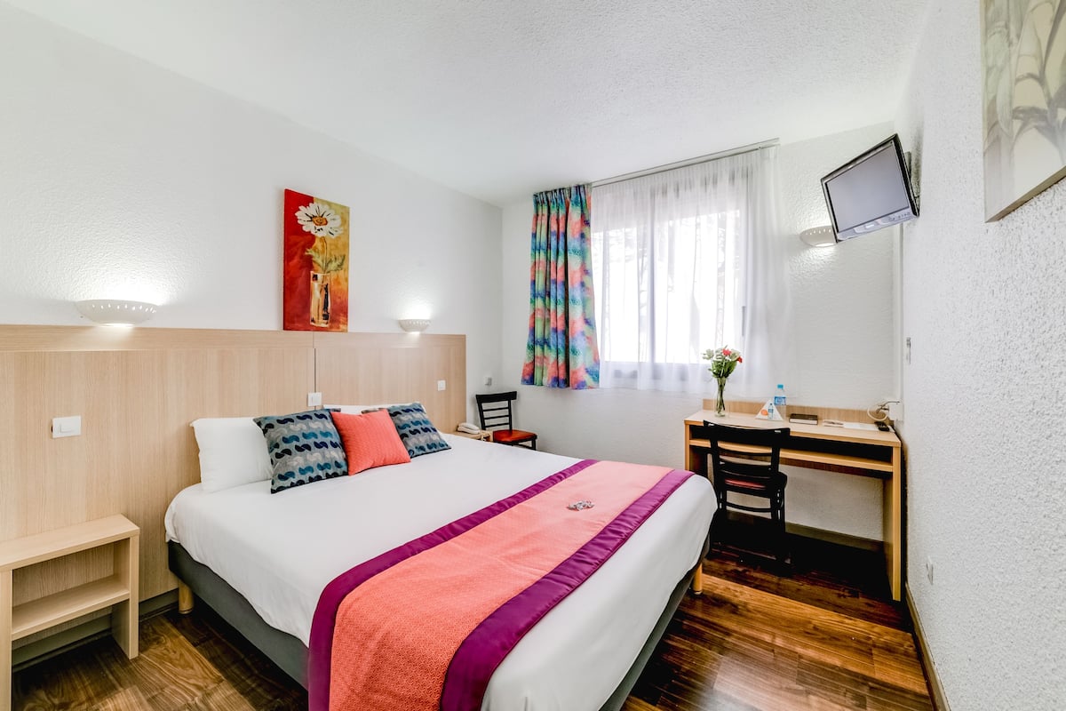 1 dormitorio, caja fuerte, escritorio y cortinas opacas