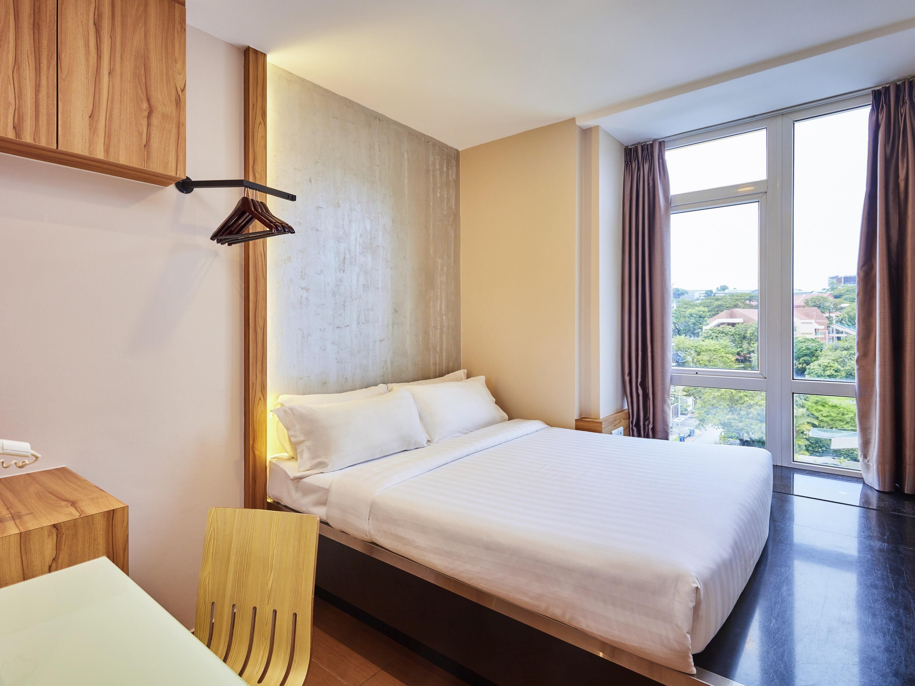 Escritorio, tabla de planchar con plancha, wifi gratis y ropa de cama 