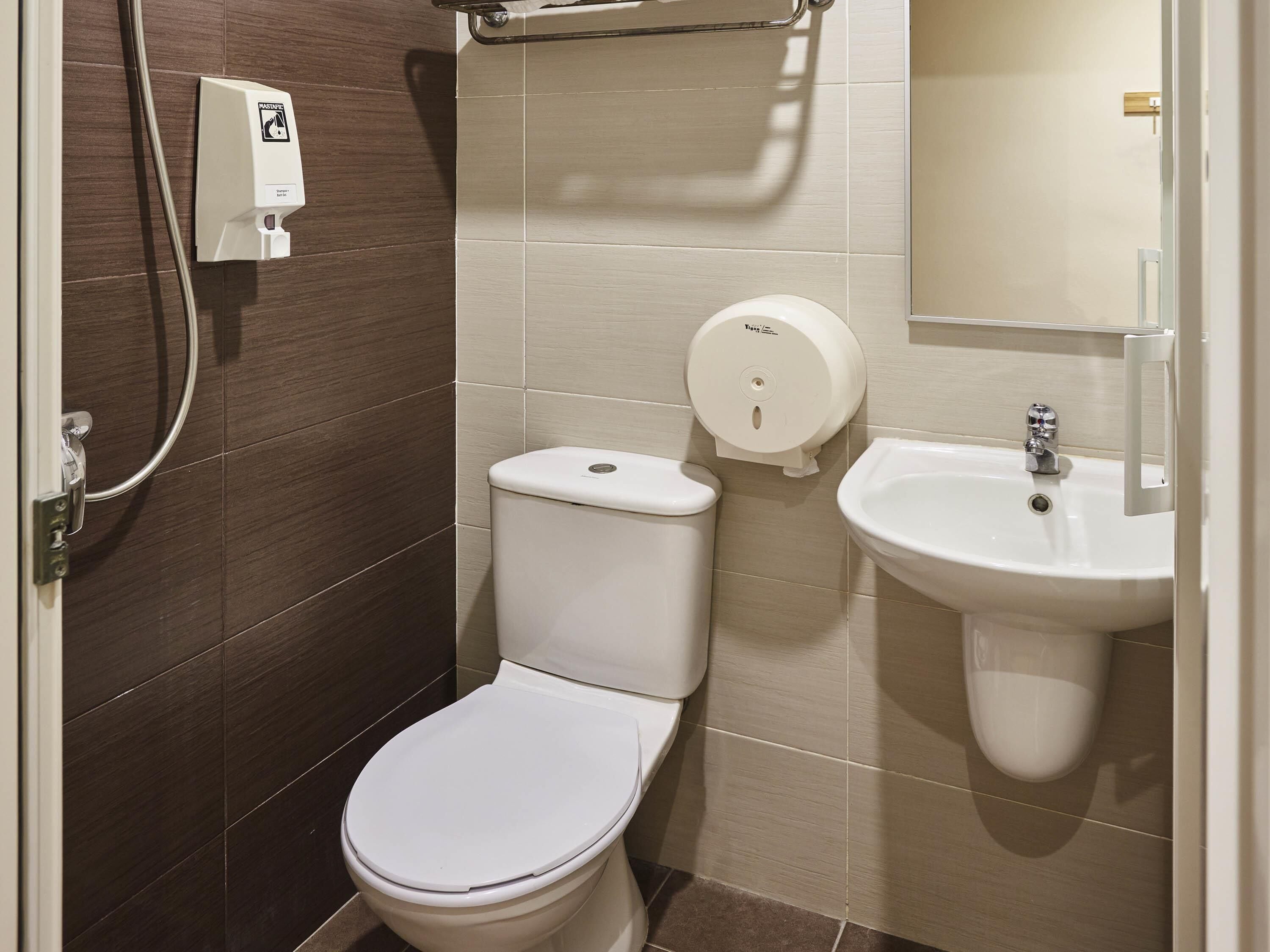 Meja, seterika/papan seterika, Wi-fi percuma, cadar katil 