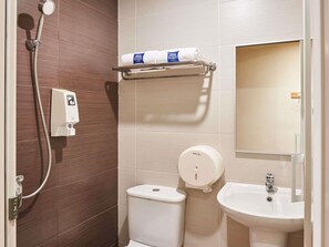 Desk, iron/ironing board, free WiFi, bed sheets - ibis budget Singapore West Coast (Singapore)