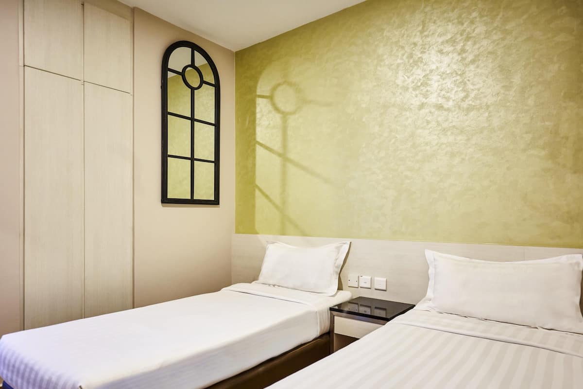 Standaard kamer, 2 eenpersoonsbedden | Een bureau, een strijkplank/strijkijzer, gratis wifi, beddengoed