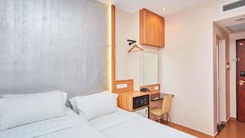 Deluxe kamer, 2 eenpersoonsbedden | Een bureau, een strijkplank/strijkijzer, gratis wifi, beddengoed