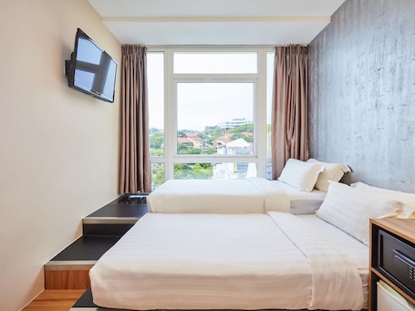 Escritorio, tabla de planchar con plancha, wifi gratis y ropa de cama . ibis budget Singapore West Coast