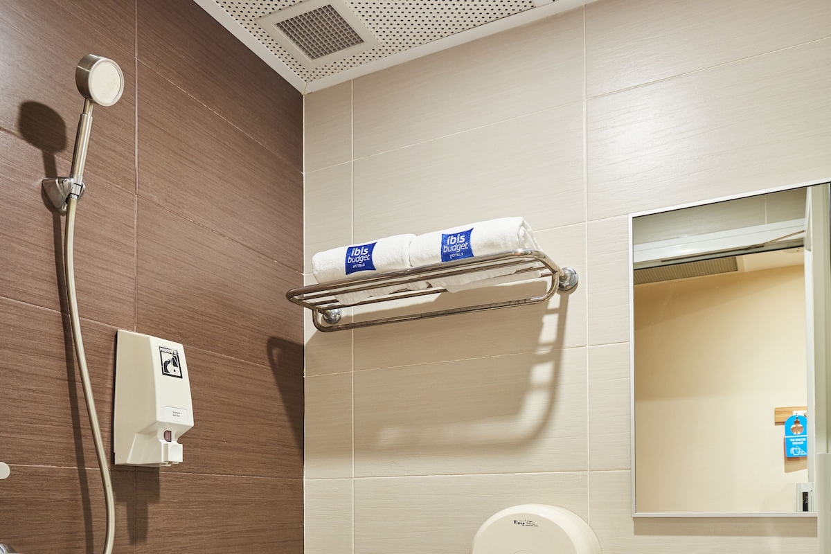 Ein modernes Badezimmer mit Toilette, Bidet und Waschbecken.