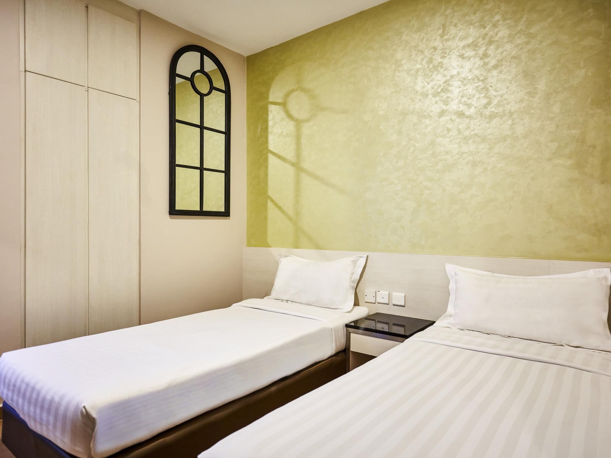 Standard Room, 2 Katil Bujang (Single) | Meja, seterika/papan seterika, Wi-fi percuma, cadar katil 
