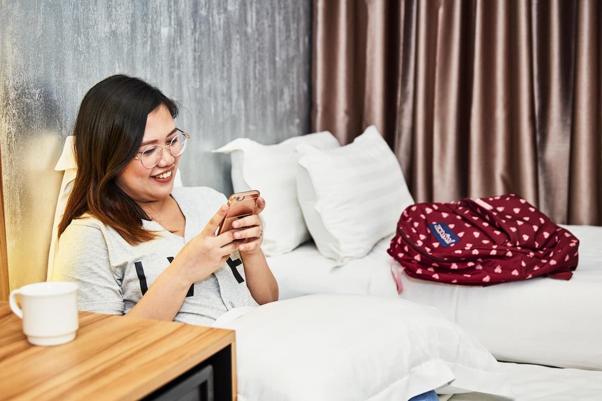 Escritorio, tabla de planchar con plancha, wifi gratis y ropa de cama