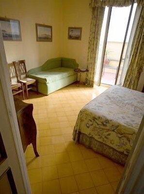 Free WiFi, bed sheets - B&B Riviera di Chiaia (Naples)