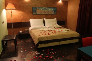 Minibar, coffres-forts dans les chambres, bureau, lits bébé (gratuits)