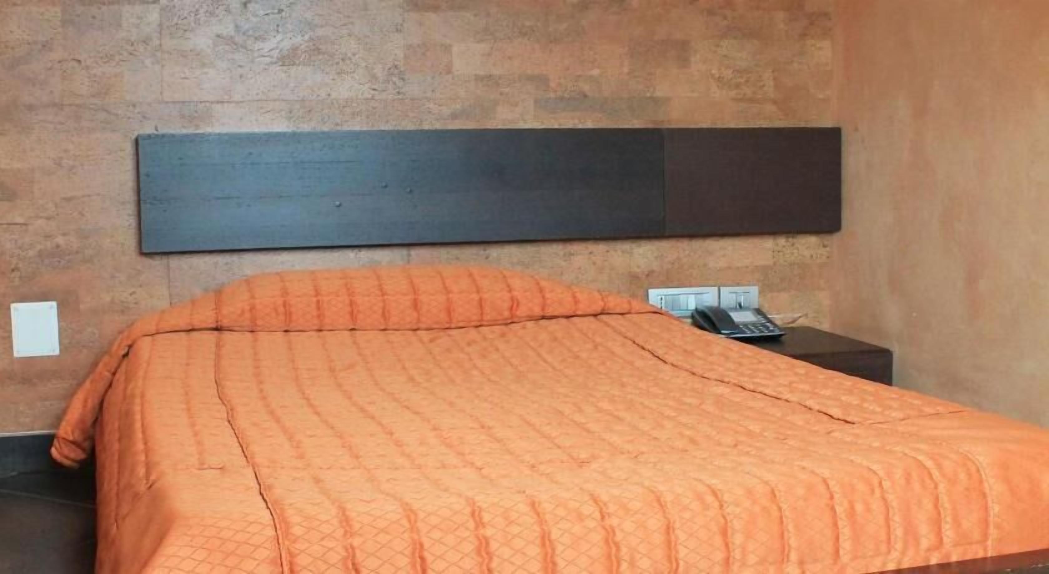 Minibar, coffres-forts dans les chambres, bureau, lits bébé (gratuits)