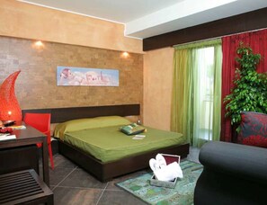 Bar mini, peti besi dalam bilik, meja, katil bayi/kot (percuma) 