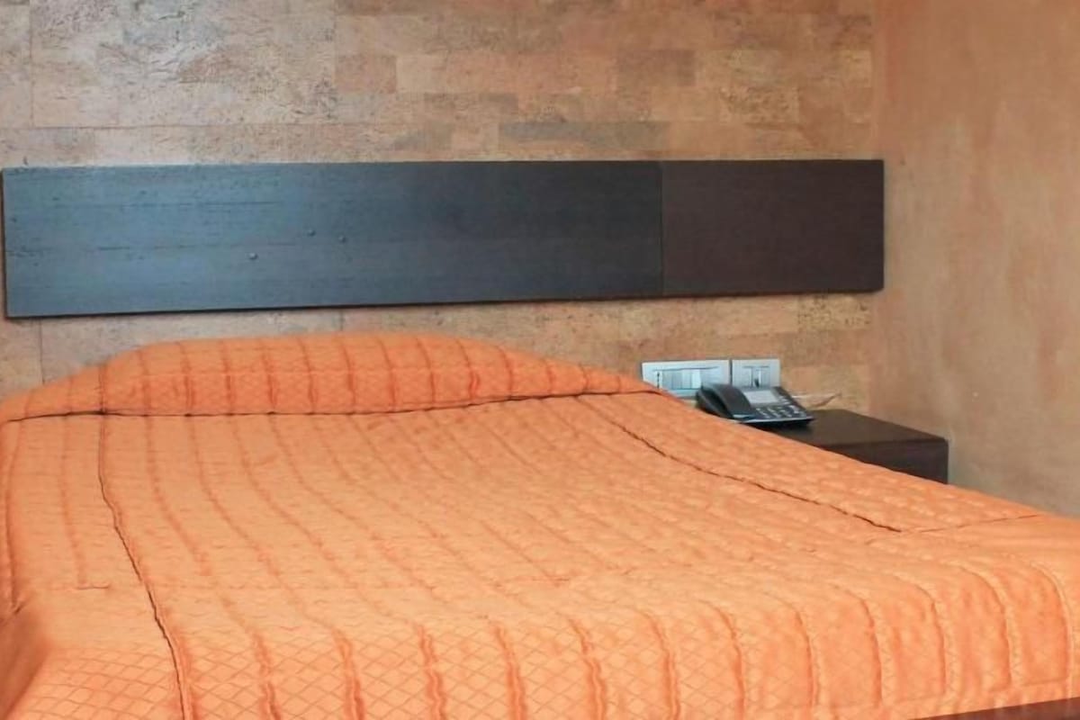 Minibar, in-room safe, desk, cribs (free)